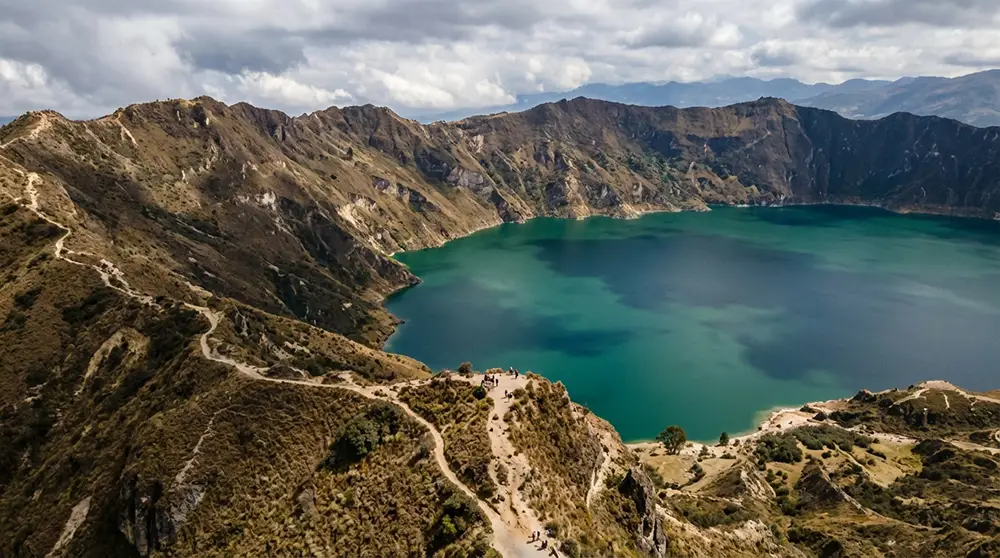 Lac turquoise de la lagune de Quilotoa dans le crat&egrave;re volcanique en &Eacute;quateur