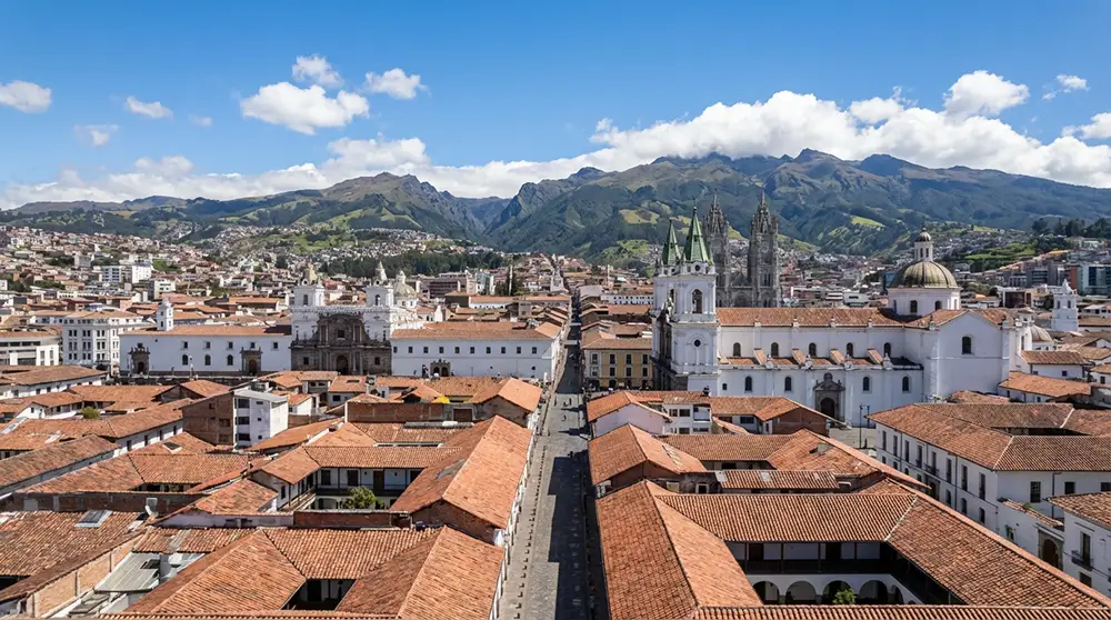 Vue a&eacute;rienne du centre historique colonial de Quito, class&eacute; UNESCO