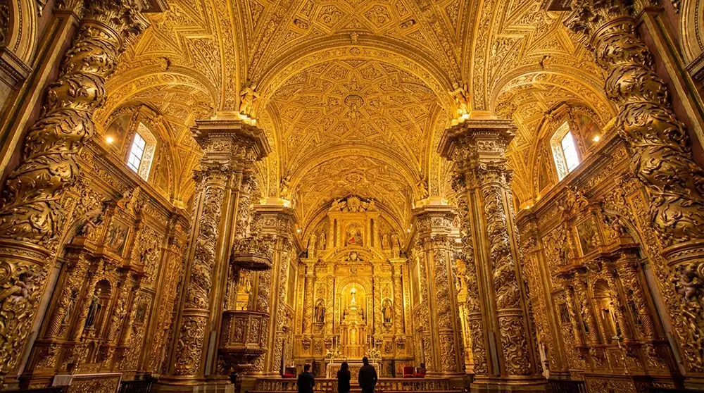 Int&eacute;rieur dor&eacute; baroque de l'&eacute;glise de la Compa&ntilde;&iacute;a de Jes&uacute;s &agrave; Quito