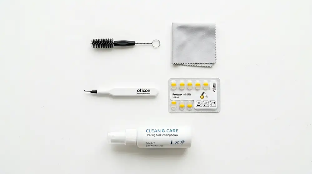 Kit de nettoyage pour prothèse auditive : brosse, chiffon, filtre anti-cérumen et spray adapté