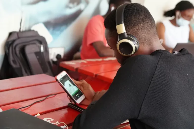 Comment les algorithmes de recommandation personnalisent-ils les expériences utilisateur dans les apps mobiles de paris ? homme en chemise noire à manches longues tenant un appareil photo rouge et noir