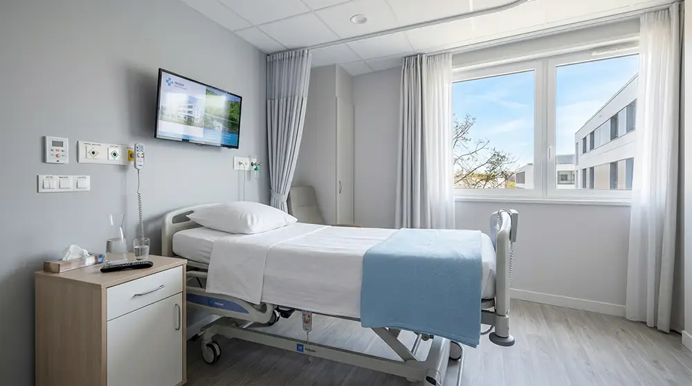 Chambre individuelle moderne illustrant la prise en charge des garanties hospitalières