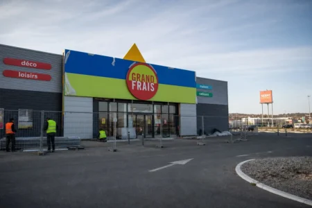 25 magasins Gifi deviennent Grand Frais : liste des villes, calendrier et ce qui change pour les clients Devanture d'un magasin Gifi en cours de transformation avec panneau Grand Frais en zone commerciale française