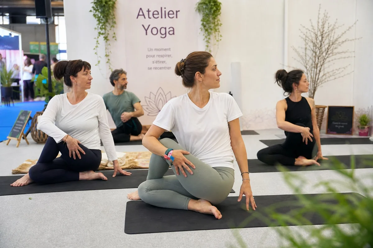 Atelier yoga et méditation au Salon Zen Paris Groupe pratiquant le yoga lors d'un atelier au Salon Zen Paris 2026