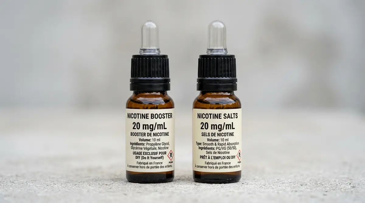 Comparaison entre un flacon de booster de nicotine classique et un flacon de sels de nicotine