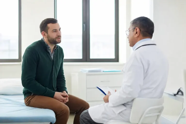 homme en consultation pour Gynécomastie