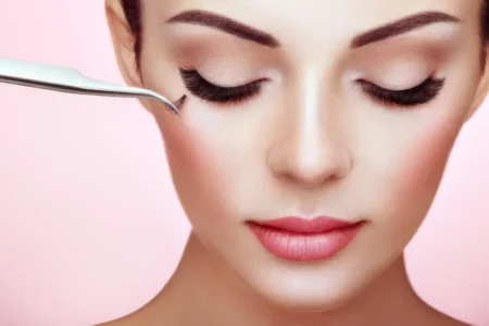 Femme avec yeux fermés et à qui on applique un rehaussement de cils coréen