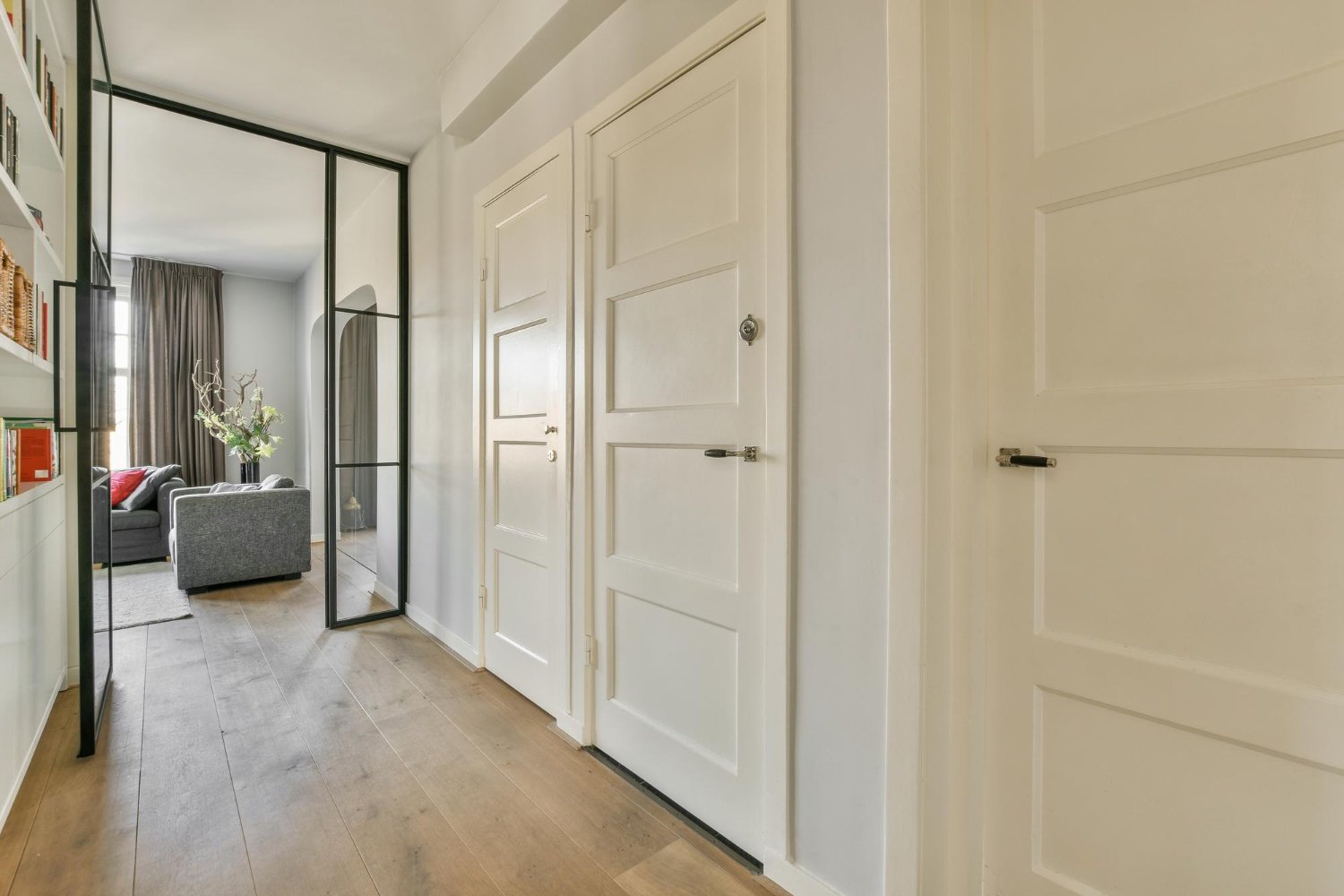 Plusieurs portes modernes sont présentes dans le couloir d'une maison